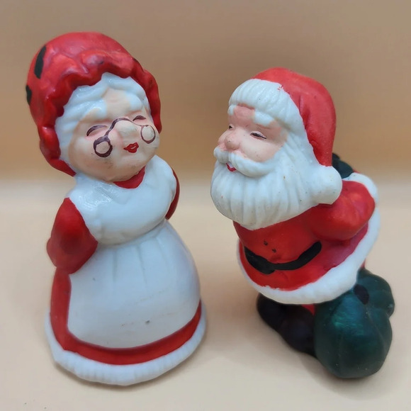 Other - Kissing Santa and Mrs Claus Salt and Pepper Shakers